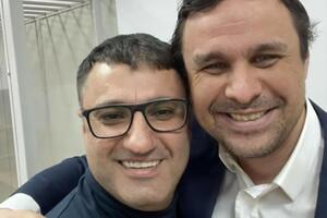 Микитась (на фото він праворуч) повідомив, що їде додому