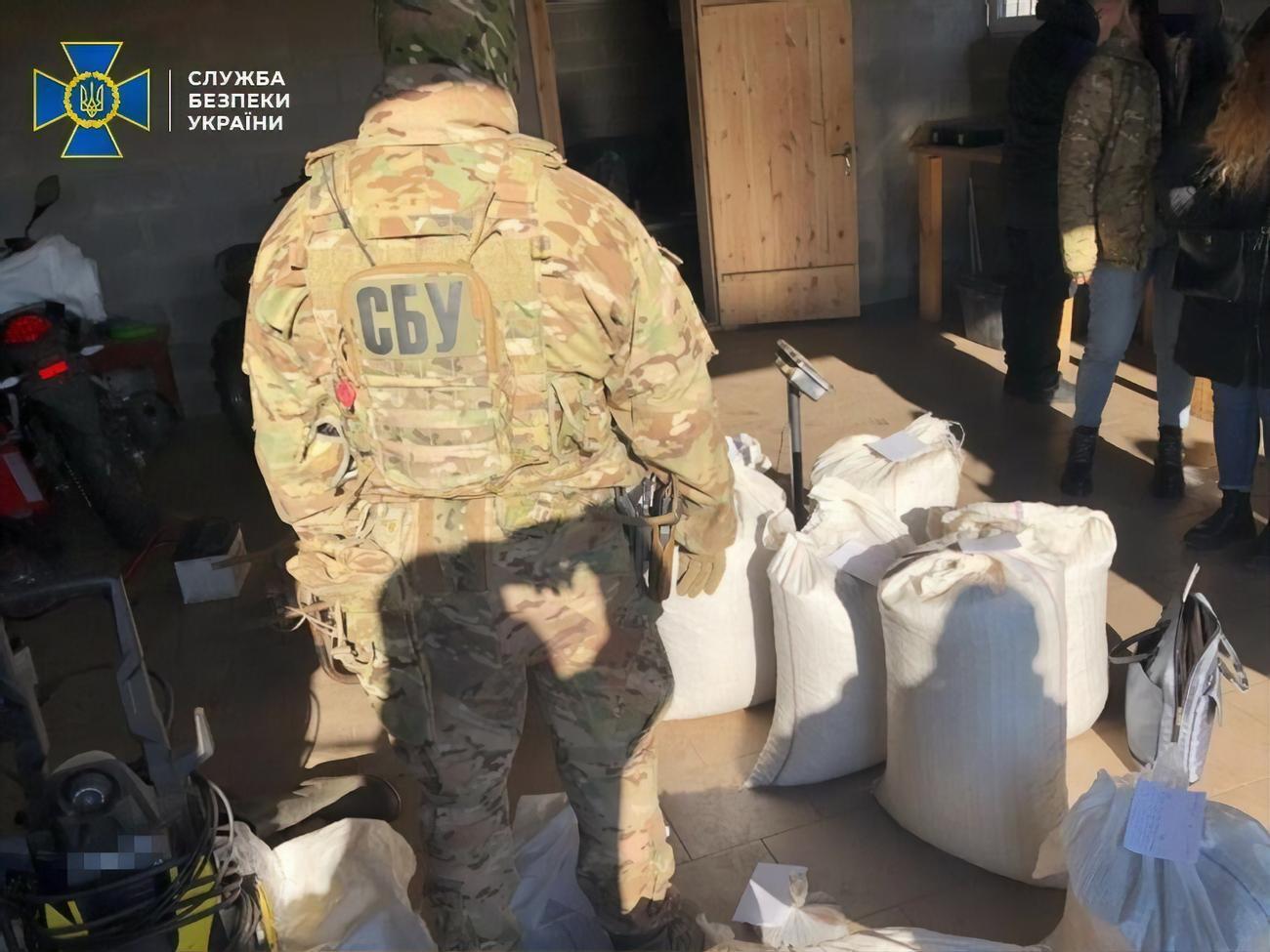 Незаконный бизнес организовали трое жителей райцентра Сарны