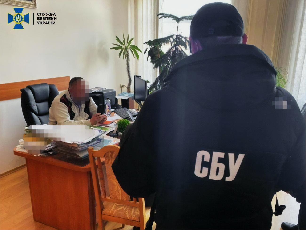 Чиновника затримали в робочому кабінеті під час одержання всієї суми хабаря