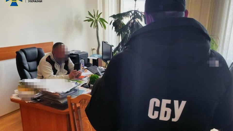 Чиновника затримали в робочому кабінеті під час одержання всієї суми хабаря