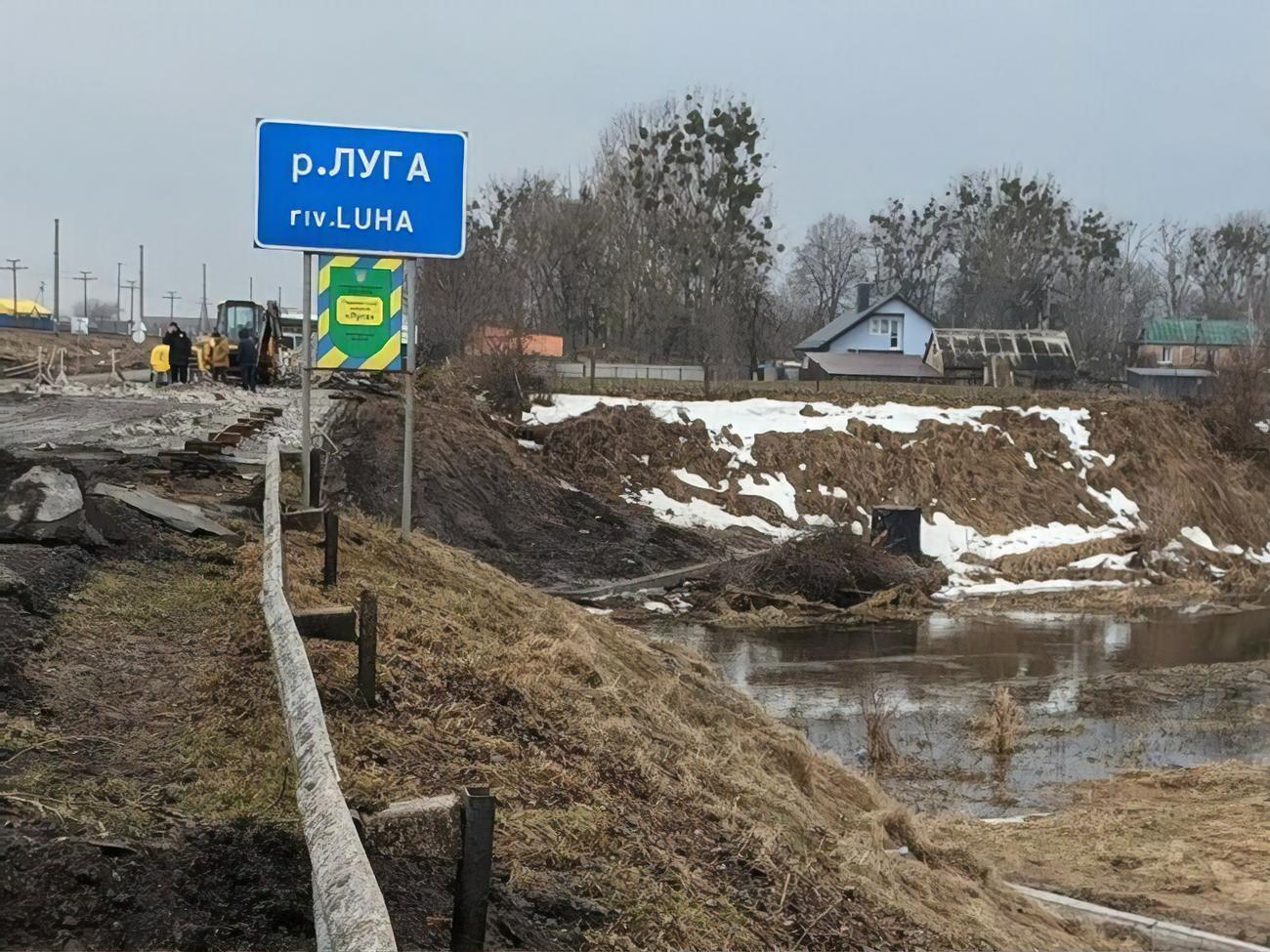 Через мост можно проехать, так как обвалился край закрытой полосы движения, где велись работы