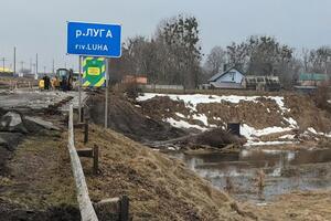 Через мост можно проехать, так как обвалился край закрытой полосы движения, где велись работы