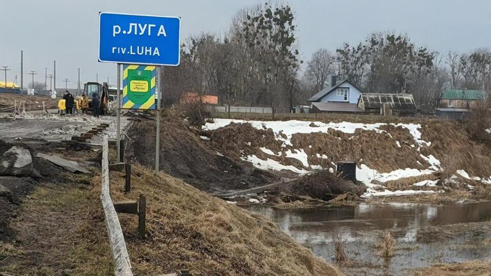 Мостом можна проїхати, оскільки обвалився край закритої смуги руху, де проводили роботи