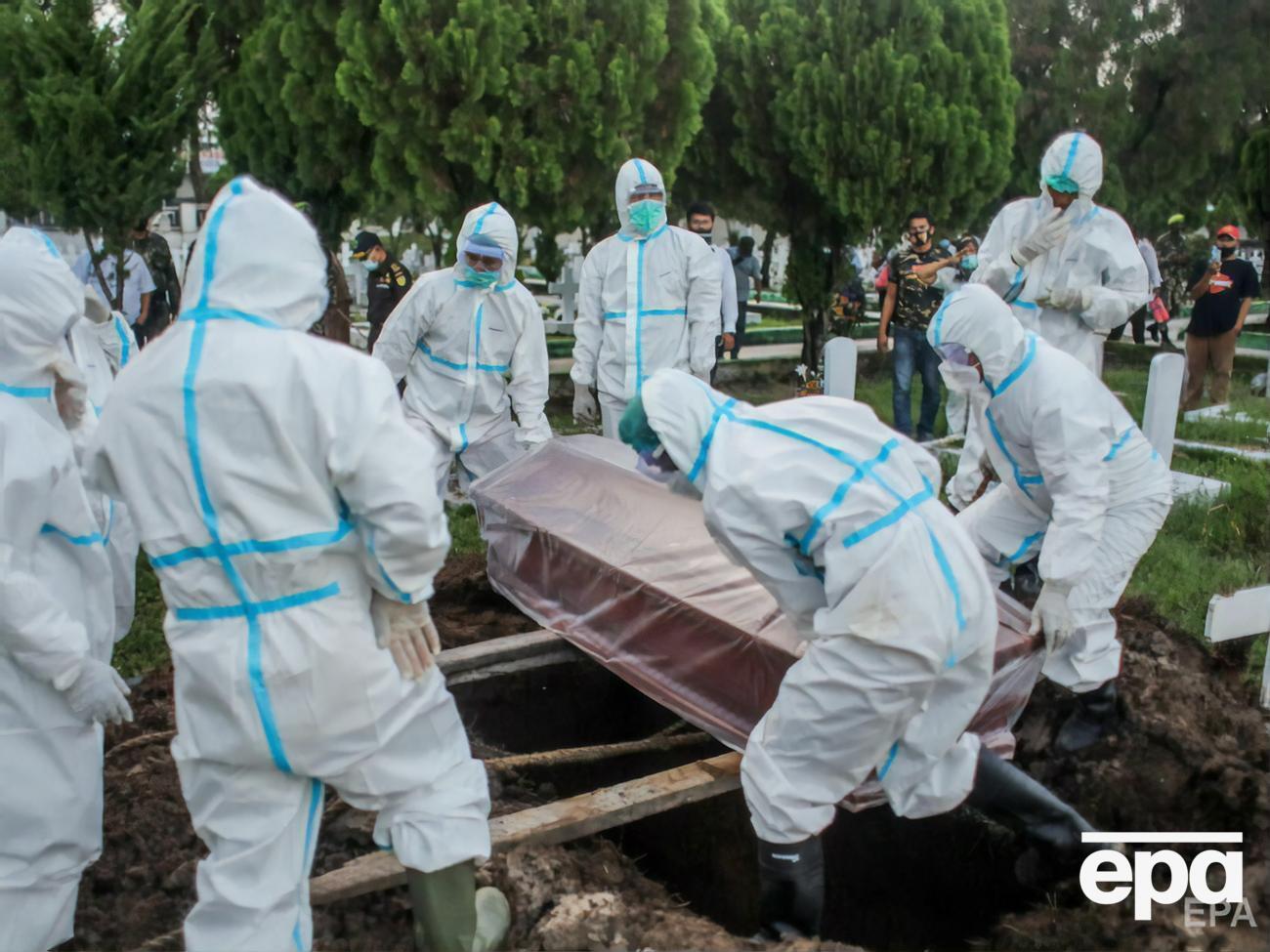 Ляшко рассказал, в каком случае умерших от коронавируса в Украине нужно&nbsp;хоронить в плотном пакете (на фото&nbsp;&ndash; погребение скончавшегося от COVID-19 в Индонезии)