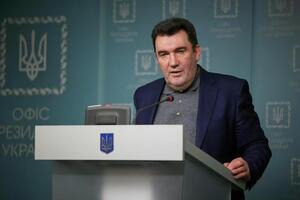 Данілов: Вони телефонують і кажуть: "Мячеславовичу, ми не голосували!" Один каже: "Мене взагалі в залі не було". Тоді у мене питання: як узагалі це відбувалося? Хто тоді голосував?