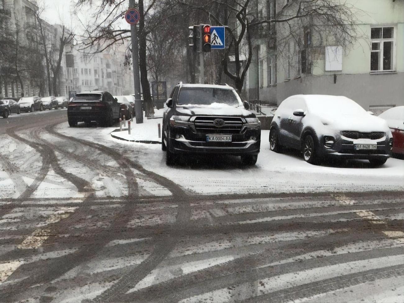 Арахамия припарковал авто&nbsp;у светофора&nbsp;возле Офиса президента