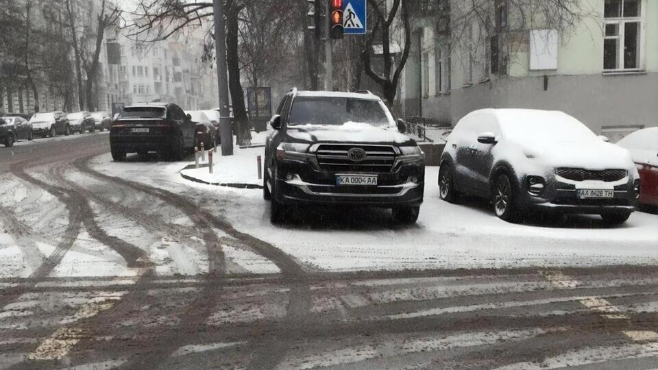 Арахамия припарковал авто у светофора возле Офиса президента