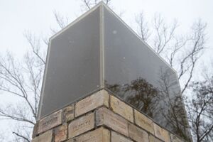 Инсталляция сделана в виде увеличенного в 10 раз кирпича, ее установили на том месте, где 13 марта 1961 года прорвало дамбу