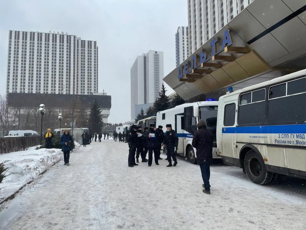 Ряд участников форума задержали