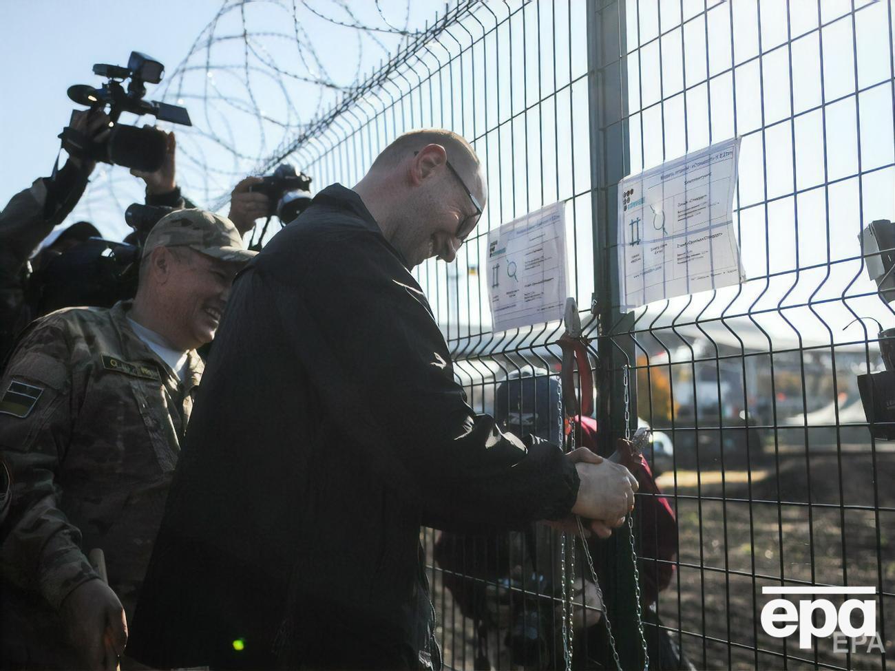 Проєкт "Стіна" Яценюк (на фото в центрі) презентував у Харківській області