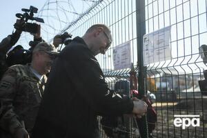 Проєкт "Стіна" Яценюк (на фото в центрі) презентував у Харківській області