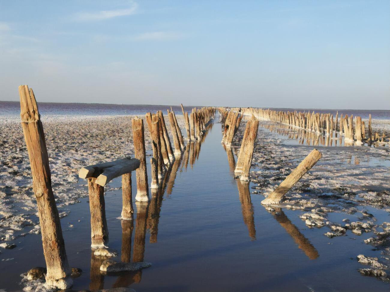 Озеро питают подземные пресные источники, запасы пополняются дождевой и талой водой