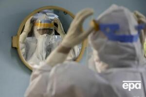 Медиків, які працюють з інфікованими коронавірусом, вакцинують в Україні першими