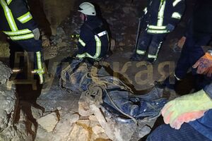 Рятувальники дістали труп із підземелля