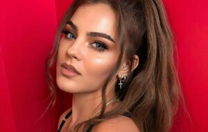 Таюрская: Я лежу на спине, он начинает снимать мне лифчик и просто массировать грудь. Я не могла вскочить, ударить его, убежать