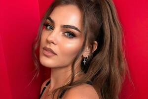 Таюрская: Я лежу на спине, он начинает снимать мне лифчик и просто массировать грудь. Я не могла вскочить, ударить его, убежать