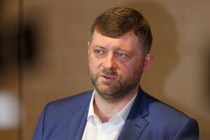 Анонсируя рассмотрение законопроектов, Корниенко упомянул оппозицию