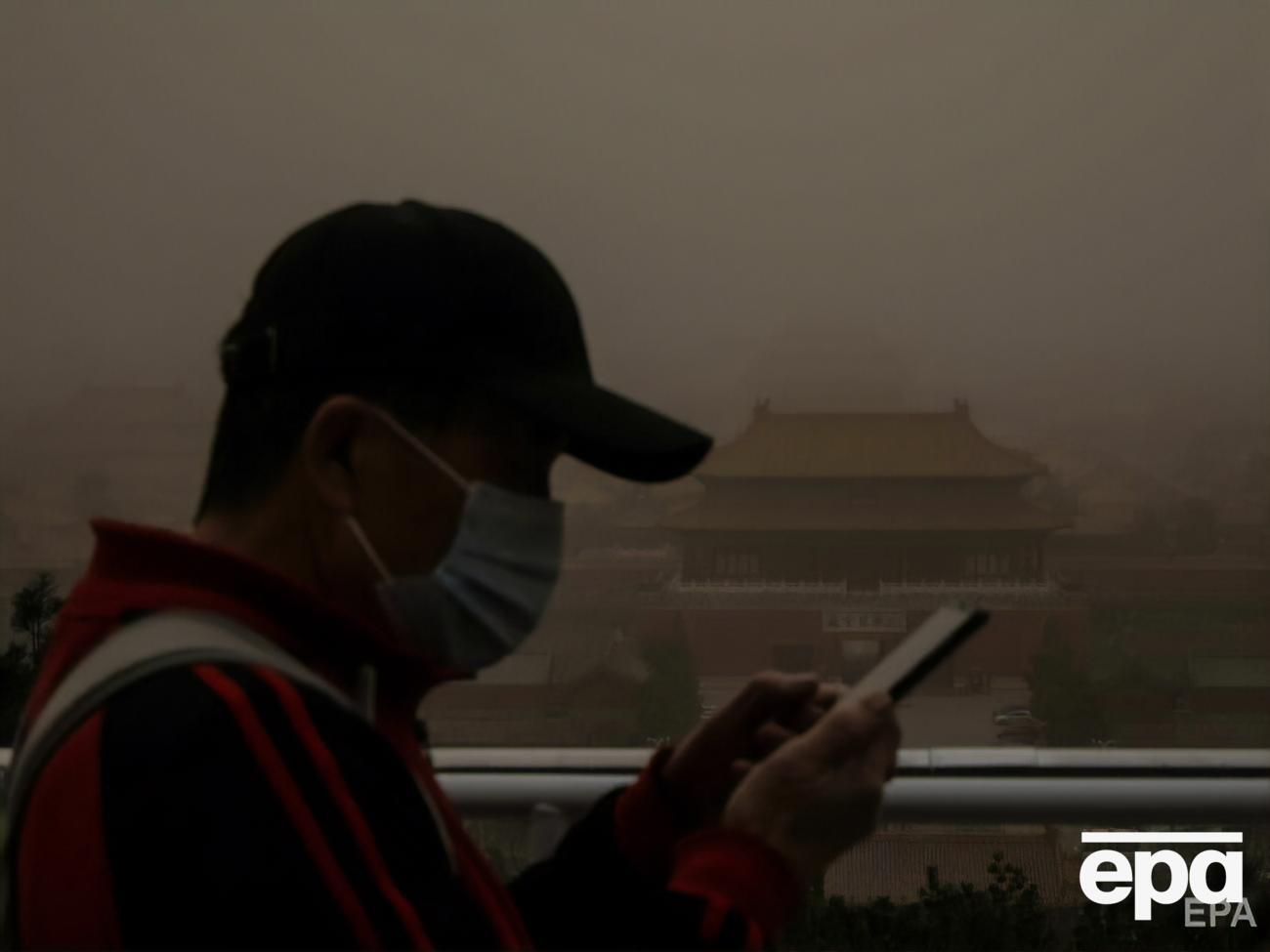 Китай накрыла мощная песчаная буря. Фоторепортаж