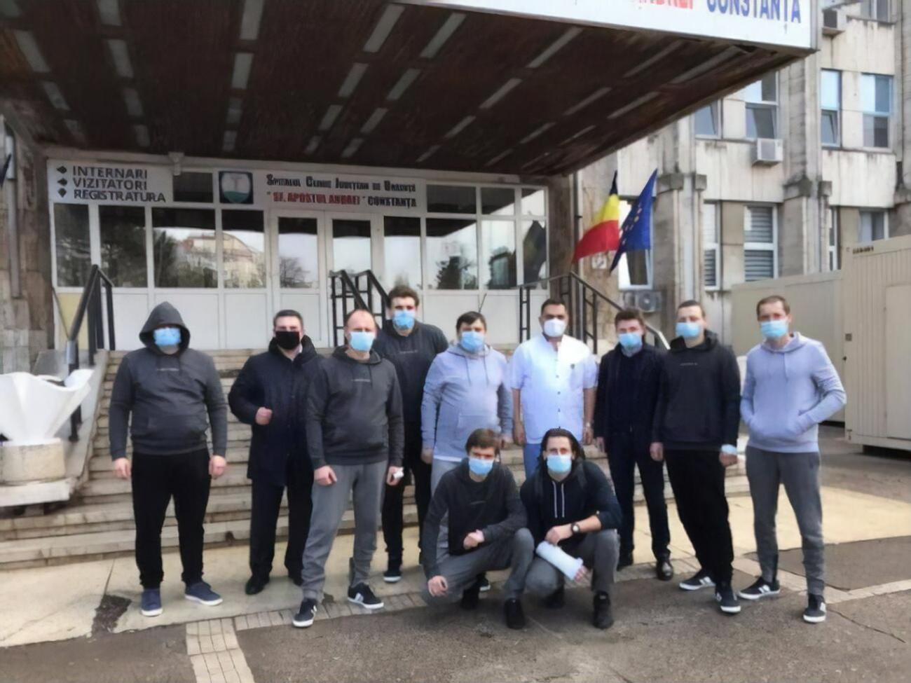 Сотрудники посольства находятся вместе с украинскими моряками