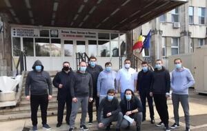 Сотрудники посольства находятся вместе с украинскими моряками