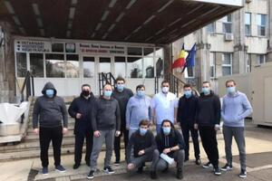Співробітники посольства перебувають разом з українськими моряками