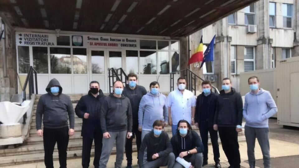 Співробітники посольства перебувають разом з українськими моряками
