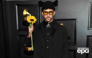 Bad Bunny відвідав "Греммі 2021" у чорному пальто, плісированій сукні і високих черевиках на шнурівці, доповнивши образ шапкою з вухами
