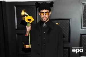 Bad Bunny відвідав "Греммі 2021" у чорному пальто, плісированій сукні і високих черевиках на шнурівці, доповнивши образ шапкою з вухами