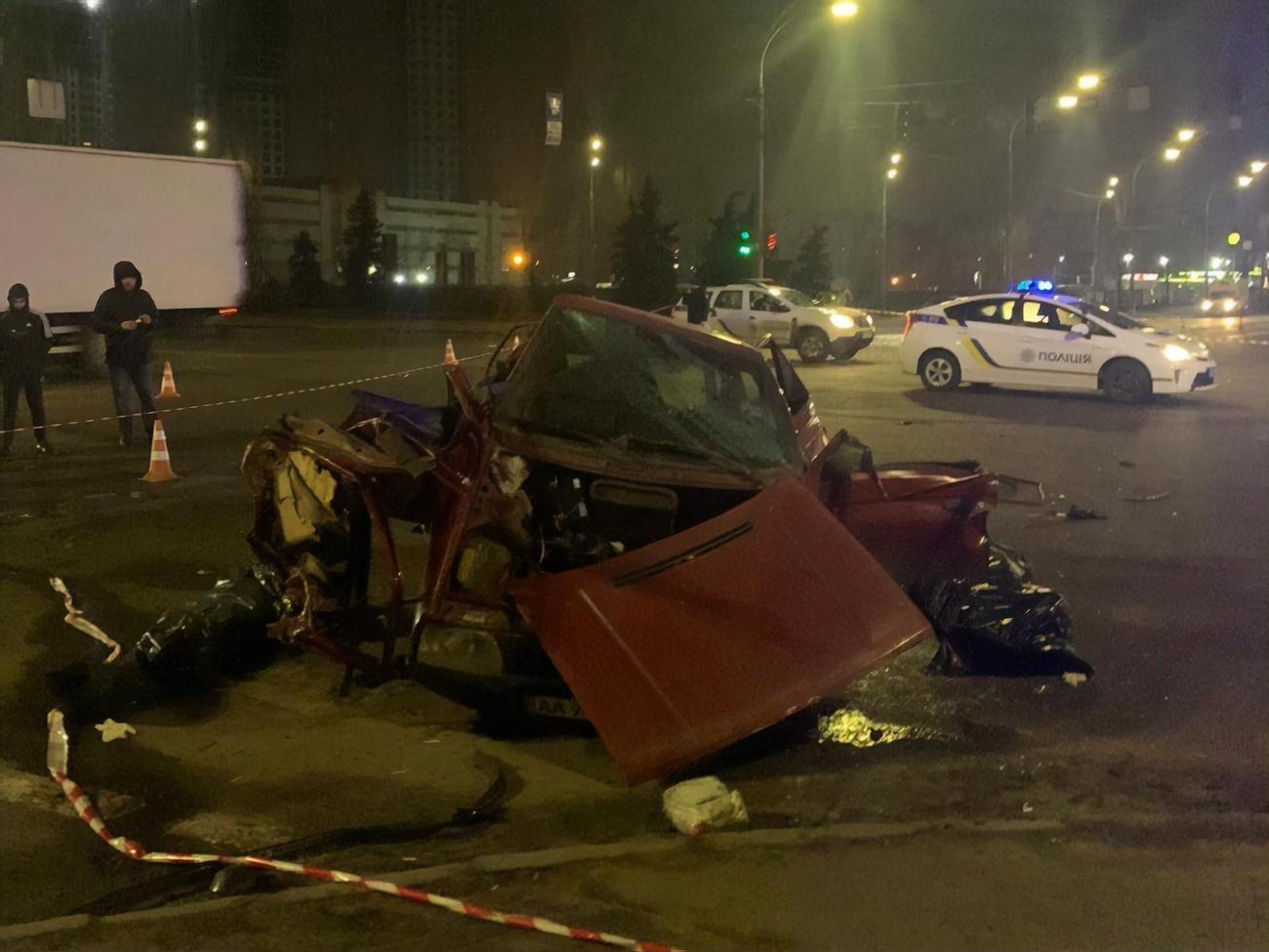За даними спільноти "Киев Оперативный", водієм позашляховика, який спровокував ДТП, міг бути колишній співробітник поліції охорони