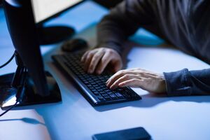 Центр кибербезопасности при СНБО в феврале фиксировал как обычные DDoS-атаки на украинские сайты, так и попытки внедрить вирусы в программы документооборота