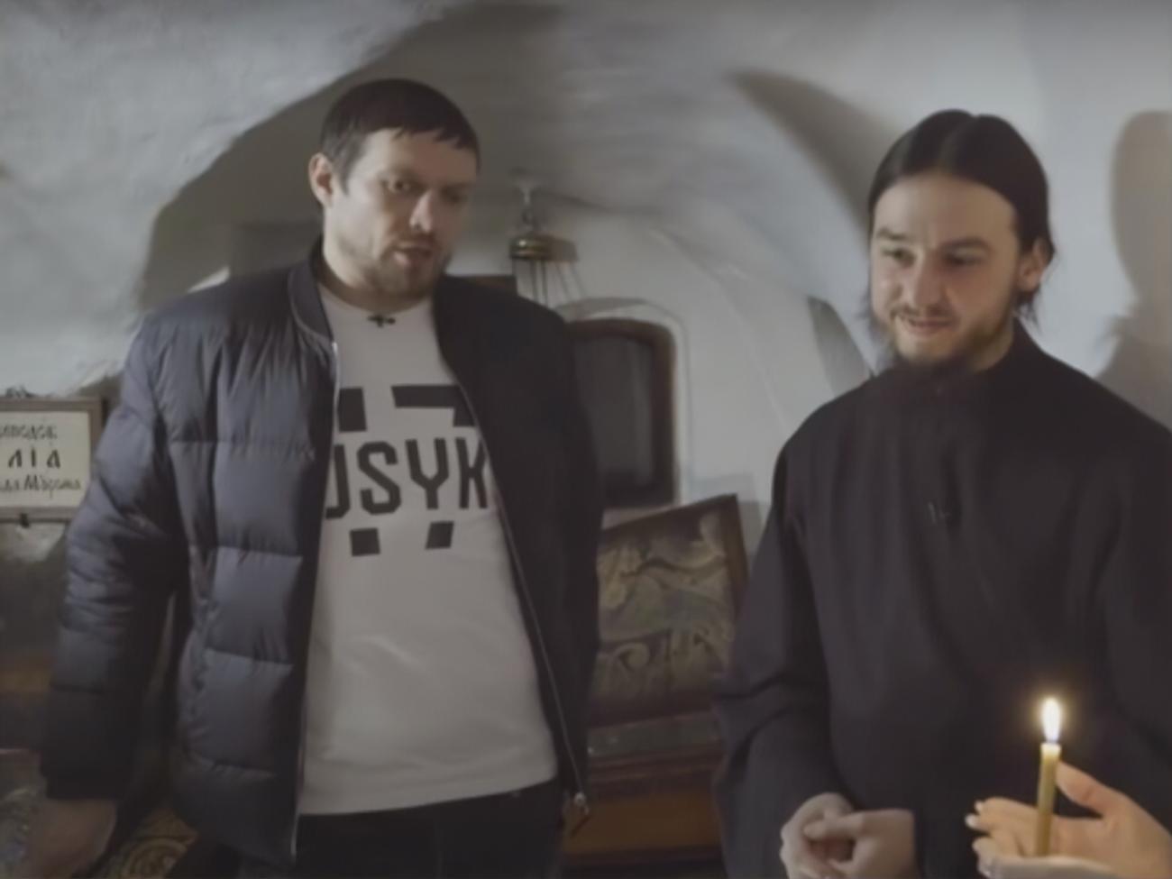 Усик (на зображенні зліва) стверджує, що відео знімали рік тому