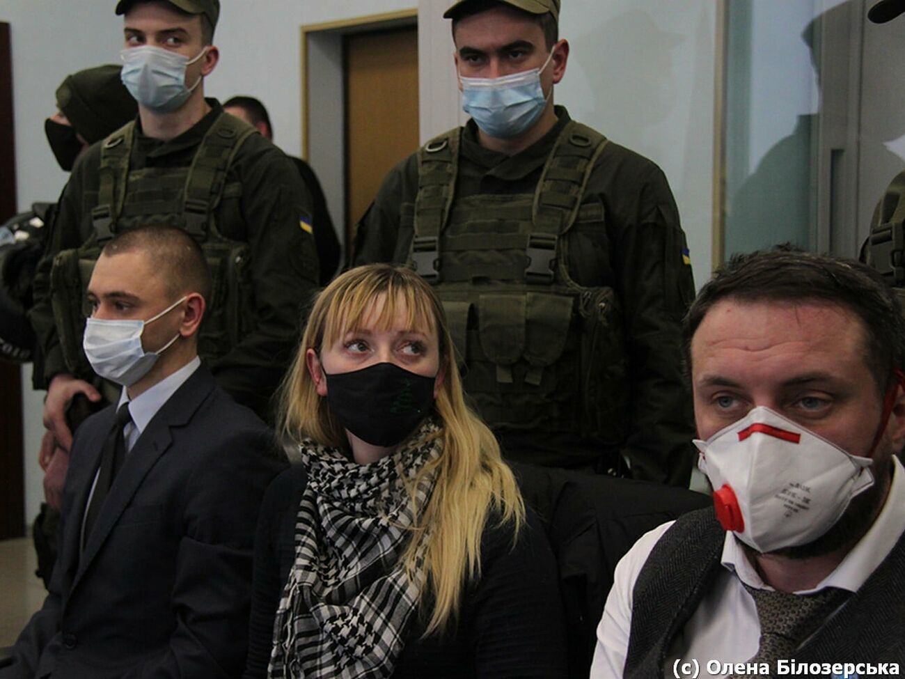 Котеленец (в центре) остается под домашним арестом