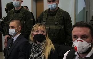 Котеленец (в центре) остается под домашним арестом