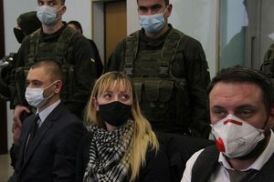 Котеленец (в центре) остается под домашним арестом