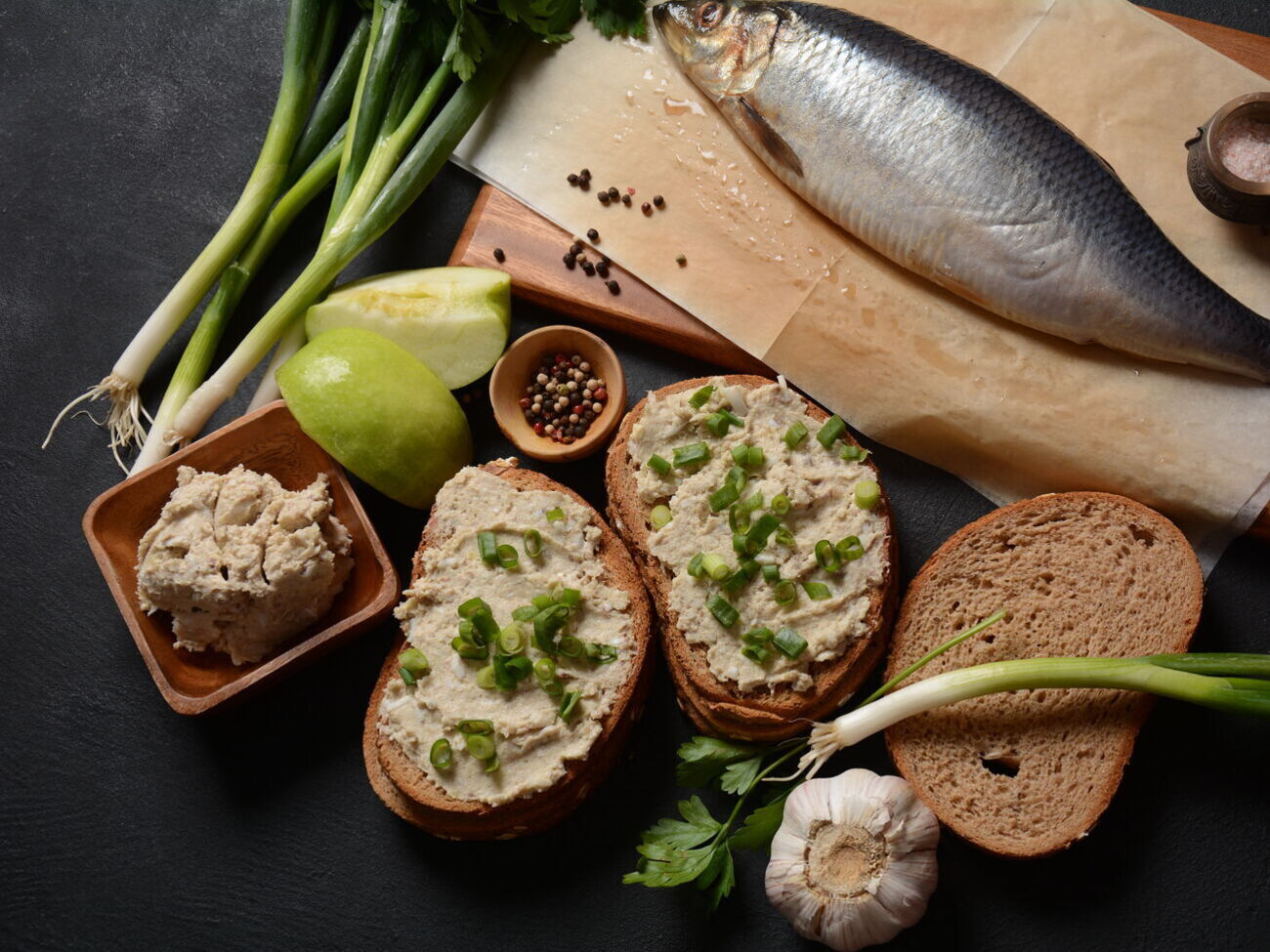 Для приготовления форшмака ялтинский лук можно заменить репчатым, предварительно его замариновав<br /><br /><br />