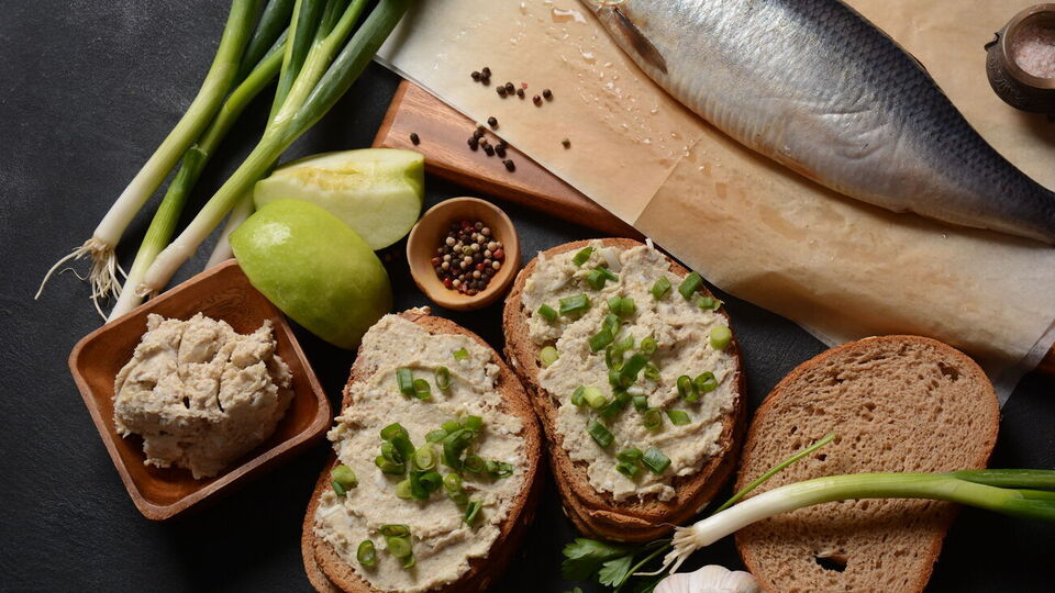 Для приготовления форшмака ялтинский лук можно заменить репчатым, предварительно его замариновав<br /><br /><br />