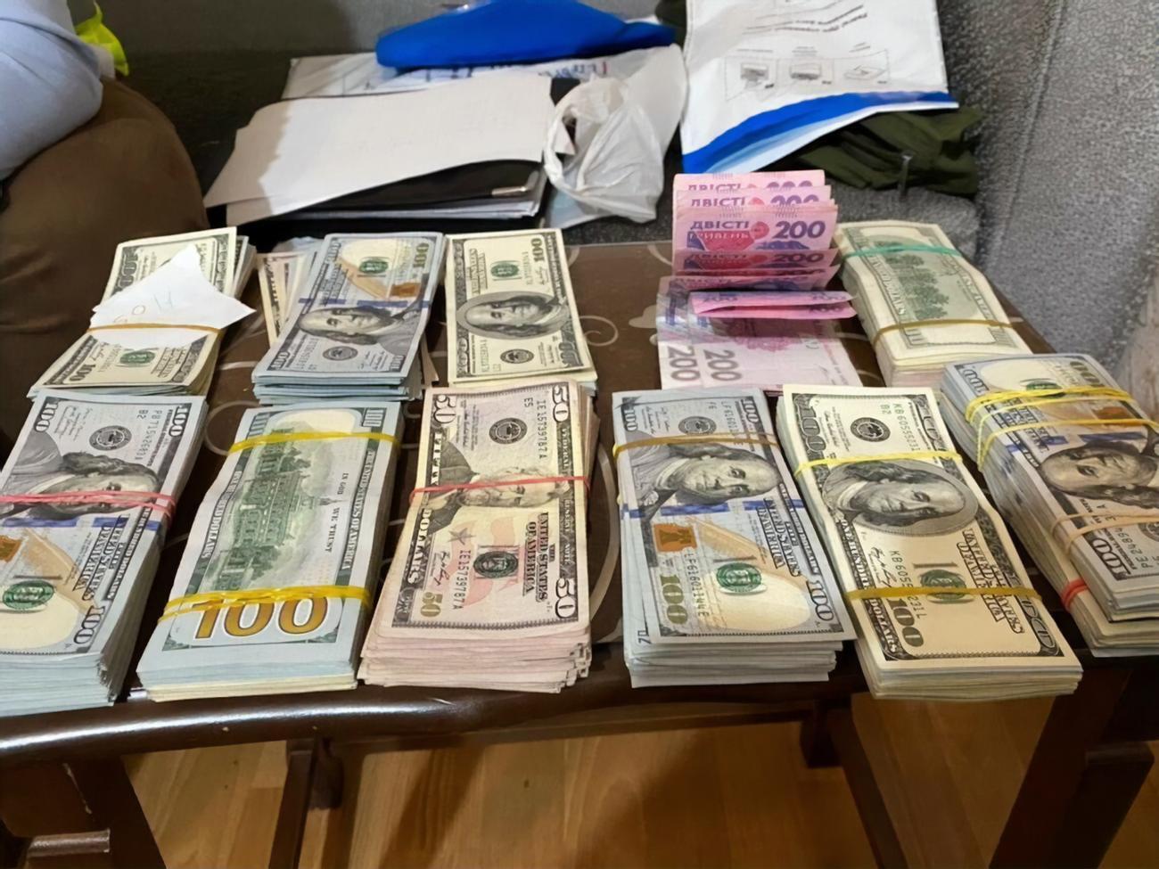 Під час обшуків у Києві та Одеській області правоохоронці вилучили готівку та банківські картки
