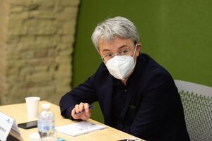 Ткаченко: Дуже схоже на тактику випаленої землі: інформаційно знищити вакцину-конкурента, щоб потім дотиснути європейських політиків