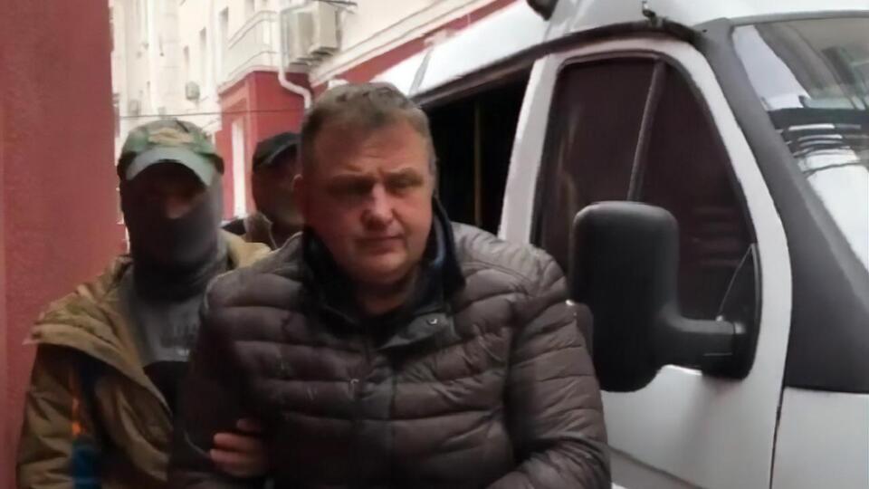 Video of the apprehension was posted on Crimea’s news feed YouTube channel