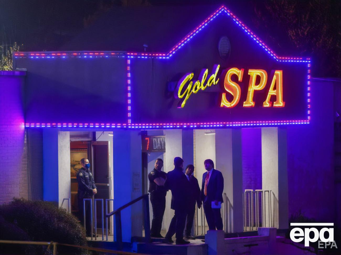 Стрельба произошла в расположенных рядом спа-салонах Gold Spa и Aroma Therapy Spa