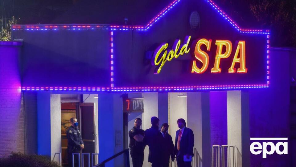 Стрельба произошла в расположенных рядом спа-салонах Gold Spa и Aroma Therapy Spa
