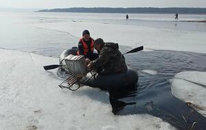 Рыбаки не могли самостоятельно добраться до берега
