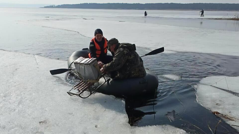 Рыбаки не могли самостоятельно добраться до берега