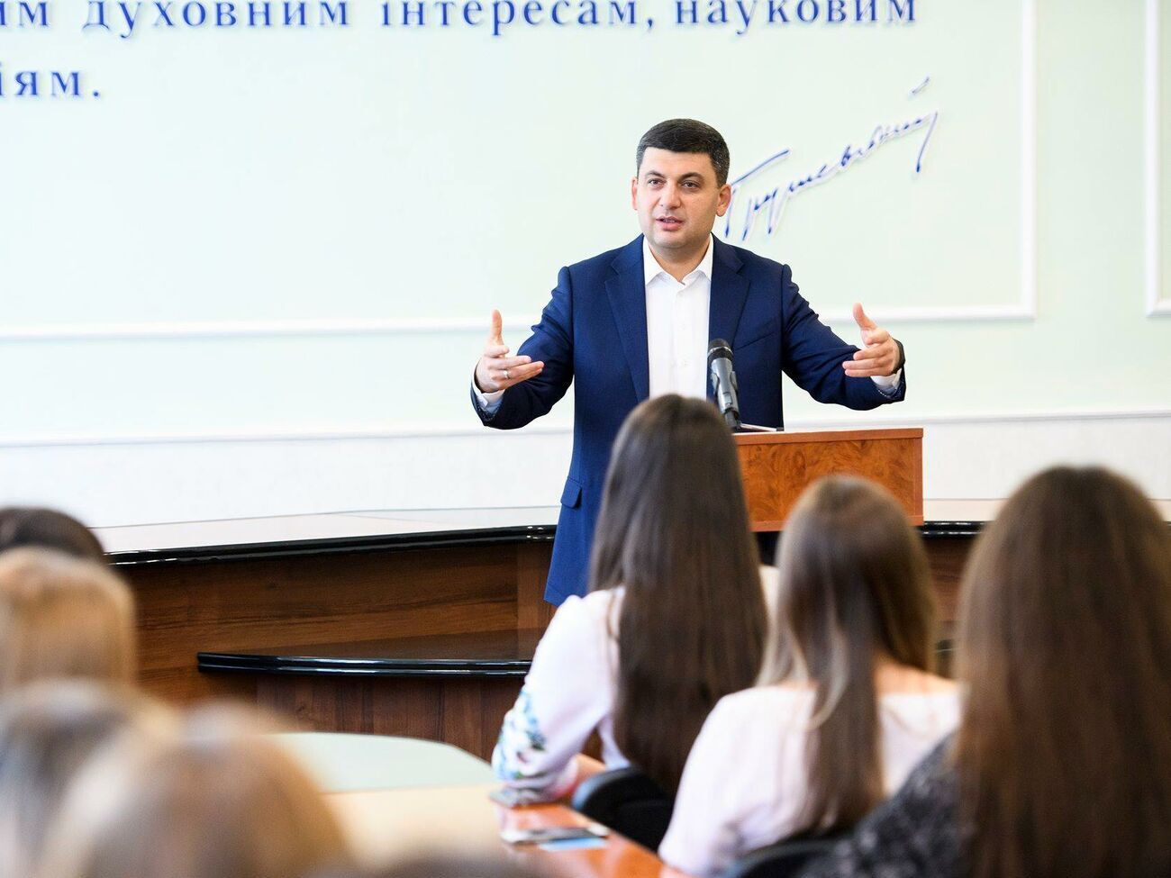 Гройсман: Потрібно негайно зняти обмеження на вакцинацію. Усі люди 18+ за віком мають право отримати вакцину в Україні