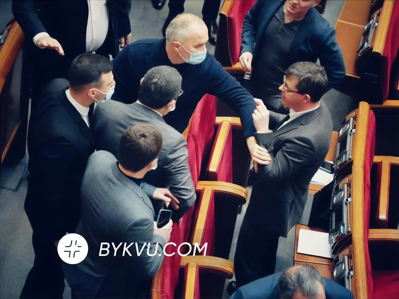 После словесной перепалки в зале произошла потасовка