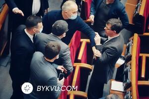 После словесной перепалки в зале произошла потасовка