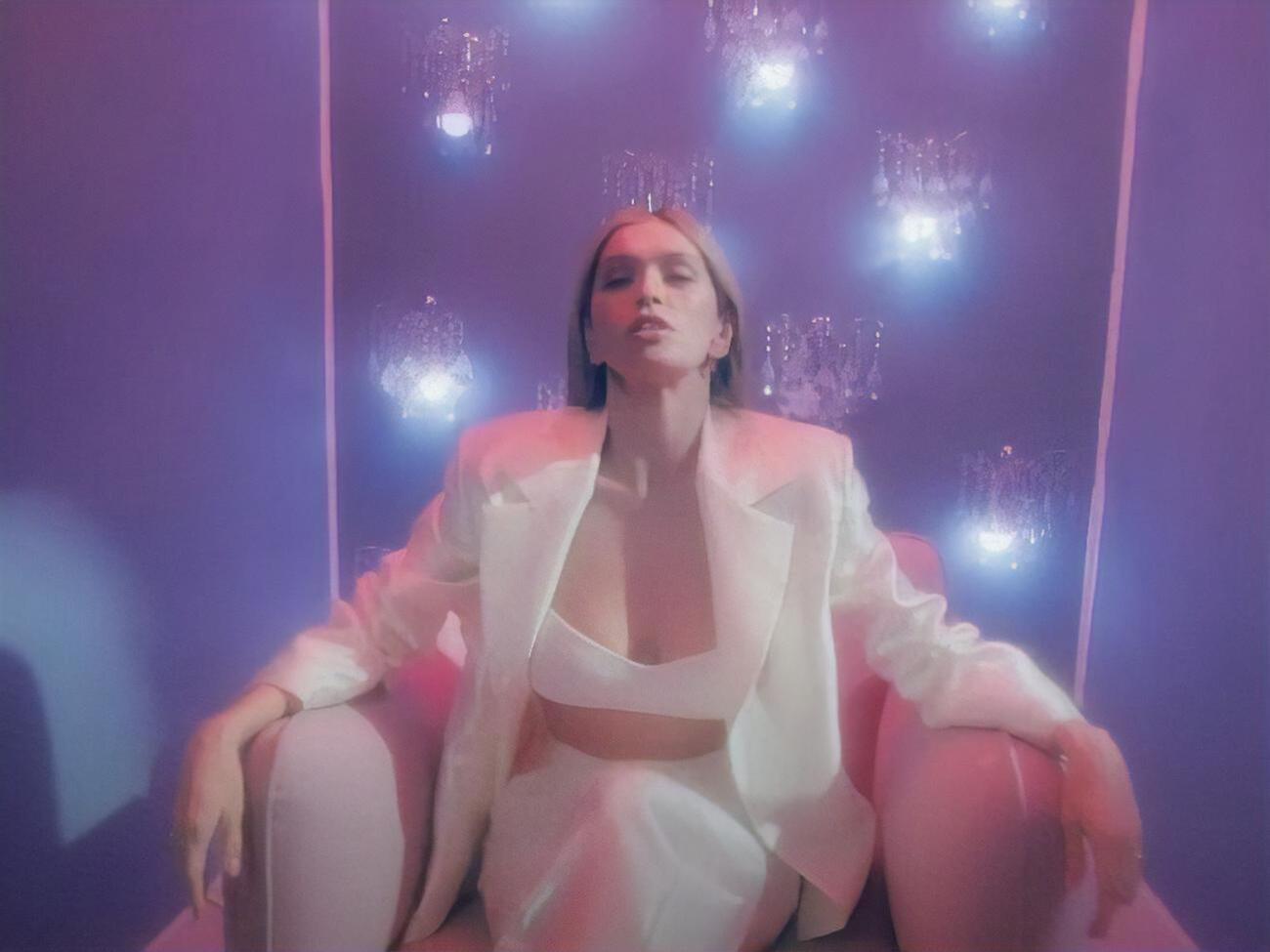 Брежнева:&nbsp;И в далекой загранице, даже если что случится, помни, мой родной, ты не один здесь