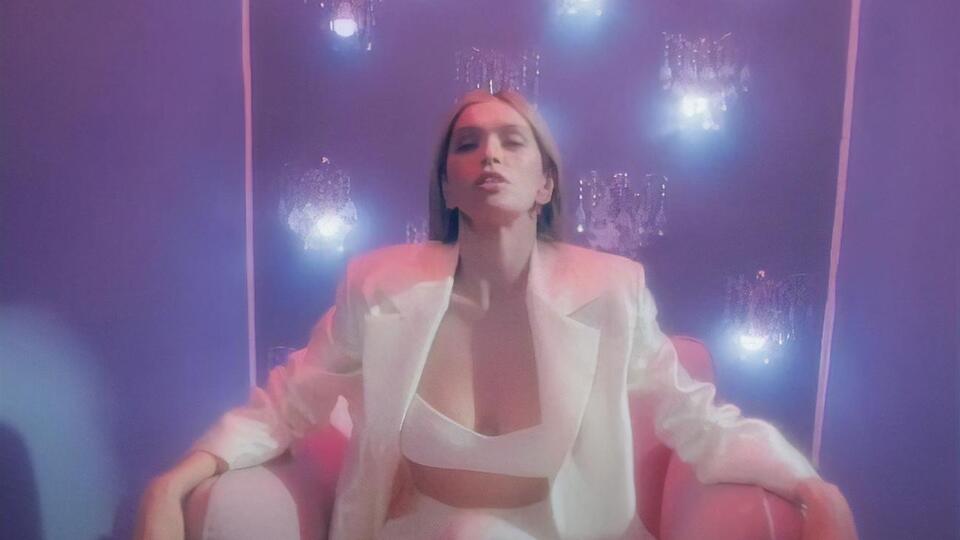 Брежнева: И в далекой загранице, даже если что случится, помни, мой родной, ты не один здесь