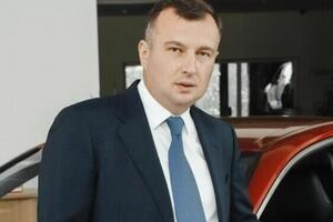 Семинский продолжает претендовать на долю в компании, пользуясь своим статусом народного депутата, пишет издание