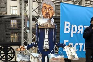 Участники митинга принесли фигуру министра культуры Александра Ткаченко